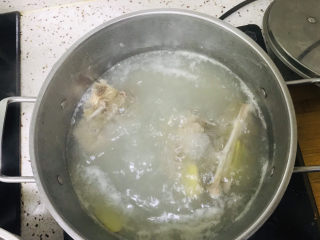 金汤花胶鸡,用焯完鸡腿后的水把脊骨煮出血沫