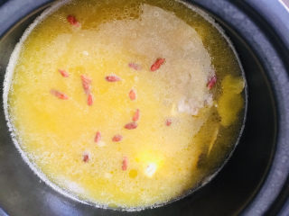 金汤花胶鸡,20分钟后加入南瓜泥和枸杞，根据个人口味加入适量的盐