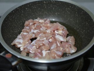 毛豆炒鸡丁,锅里烧热油，放入鸡腿肉