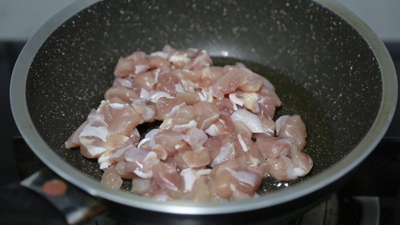毛豆炒鸡丁,锅里烧热油，放入鸡腿肉