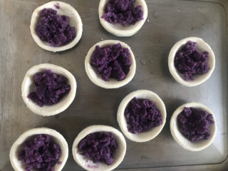 紫薯挞,用勺子舀适量的紫薯泥在蛋挞里