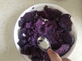 紫薯挞,用勺子压成泥状