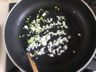 豆皮金针菇卷,锅里留底油下入葱蒜爆香