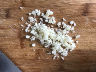 豆皮金针菇卷,切点蒜末和葱末