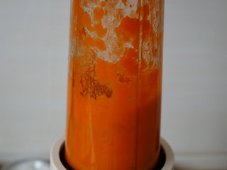 胡萝卜馒头,先把胡萝卜洗净去皮蒸熟放料理机打成胡萝卜泥。