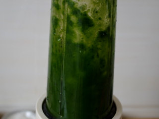 胡萝卜馒头,取适量菠菜焯水后攥干水分打成菠菜汁。
菠菜焯水是为了去掉里面的草酸。