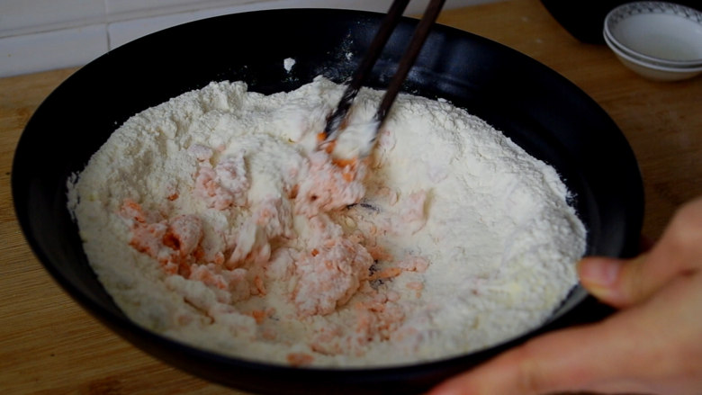 胡萝卜馒头,把白色面团用到的所有食材倒入大碗中先搅拌成棉絮状，然后再分次倒入胡萝卜汁。