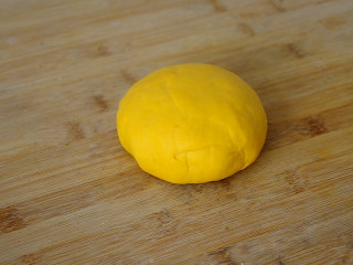 胡萝卜馒头,揉成光滑的黄色面团