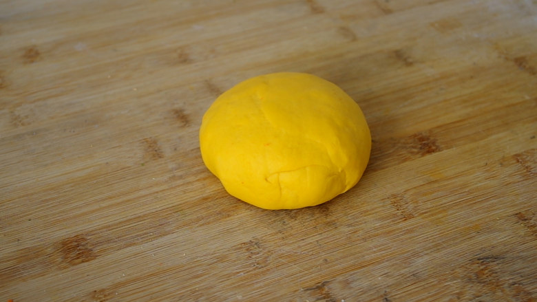 胡萝卜馒头,揉成光滑的黄色面团。