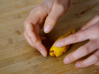 胡萝卜馒头,用手指蘸点可可粉水，涂抹在胡萝卜的顶部，让它看上去更逼真一些。