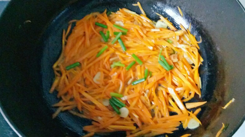 清炒胡萝卜丝,出锅前撒些葱叶段翻炒均匀