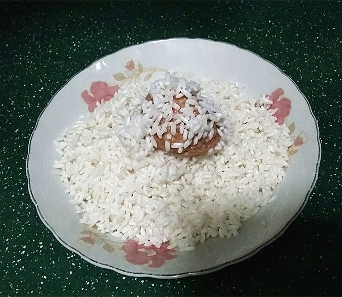 莲藕肉丸,放入大米滚一圈，使其表面均匀裹上大米