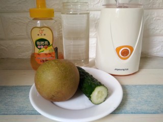 青瓜蜂蜜梨子汁,食材准备好：梨，青瓜，蜂蜜，凉开水