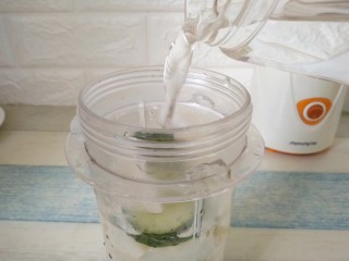 青瓜蜂蜜梨子汁,倒入适量的凉开水