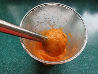胡萝卜馒头,蒸熟的胡萝卜晾凉后，加入少许水，用料理机打成细腻的萝卜泥。