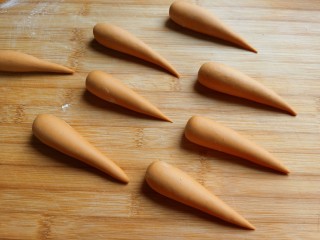 胡萝卜馒头,取一块面团，再一次揉光滑，然后搓成胡萝卜的形状。