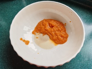 胡萝卜馒头,将酵母倒入盆里，加入打好的胡萝卜泥拌匀，让酵母溶化。