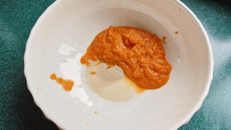 胡萝卜馒头,将酵母倒入盆里，加入打好的胡萝卜泥拌匀，让酵母溶化。