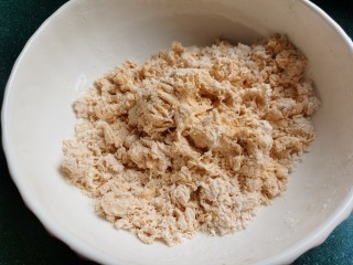 胡萝卜馒头,先搅拌成面絮状，然后和成面团。要是胡萝卜泥少了，可根据面团的软硬，适当的加点水进去。