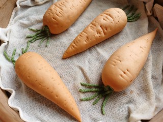 胡萝卜馒头,将做好的胡萝卜生坯放入蒸锅，醒发至1.5倍大，用手指轻轻按压表面，能够慢慢回弹，就可以开火蒸制。