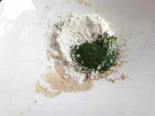 胡萝卜馒头,另外用少许的面粉加入一点点酵母和菠菜粉，揉成一块绿色的小面团，用来做胡萝卜叶子。