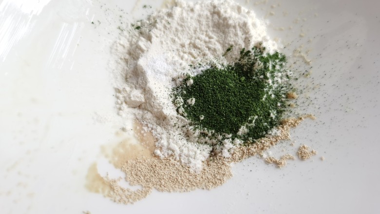 胡萝卜馒头,另外用少许的面粉加入一点点酵母和<a style='color:red;display:inline-block;' href='/shicai/ 84307'>菠菜粉</a>，揉成一块绿色的小面团，用来做胡萝卜叶子。