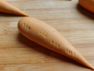 胡萝卜馒头,为了更逼真，用刮板在萝卜上压几道压痕。