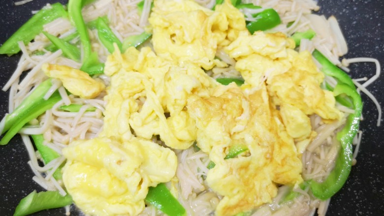 金针菇炒蛋,下入炒好的鸡蛋翻炒均匀。
