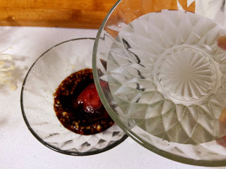 豆皮金针菇卷,加入半碗的清水搅拌一下。