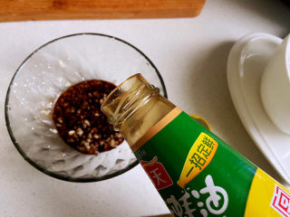 豆皮金针菇卷,再倒入适量蚝油。