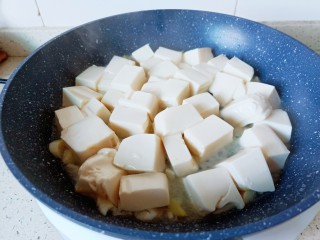 虾仁豆腐羹,锅里重新放油，下豆腐块入锅炒。