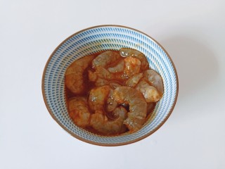 虾仁豆腐羹,用筷子把对虾与调味料搅拌均匀腌制三十分钟。