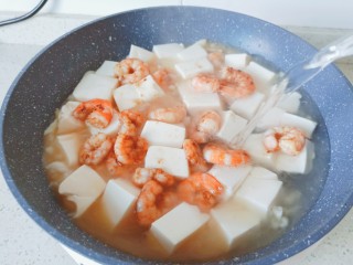 虾仁豆腐羹,加入炒好的虾仁，加适量的热开水炖煮5-10分钟。