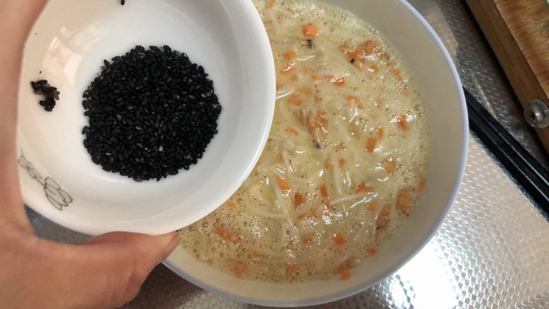 金针菇炒蛋➕金针胡萝卜虾米烘蛋,加熟黑芝麻