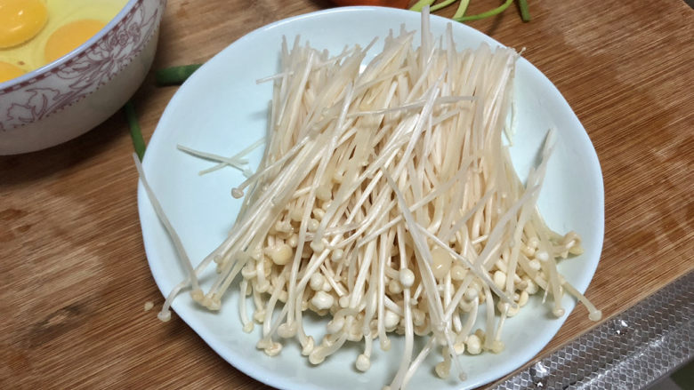 金针菇炒蛋➕金针胡萝卜虾米烘蛋,金针切去根部洗净