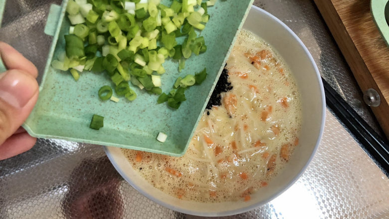 金针菇炒蛋➕金针胡萝卜虾米烘蛋,加葱末，拌匀