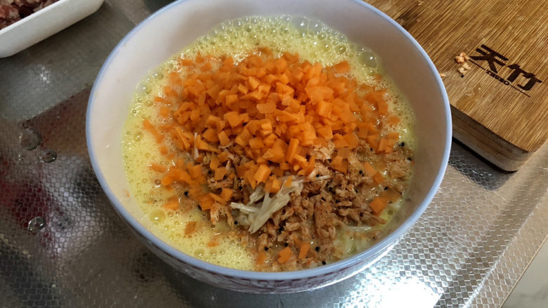 金针菇炒蛋➕金针胡萝卜虾米烘蛋,加金针菇，虾米碎，胡萝卜粒拌匀