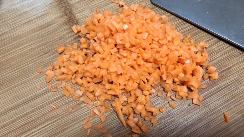 金针菇炒蛋➕金针胡萝卜虾米烘蛋,胡萝卜切碎粒