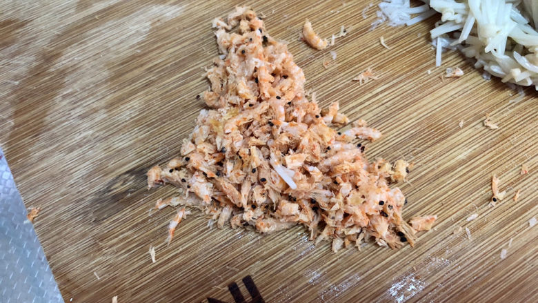 金针菇炒蛋➕金针胡萝卜虾米烘蛋,虾米切碎