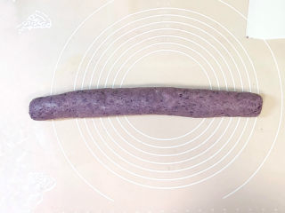 紫薯芝麻饼,搓成长条