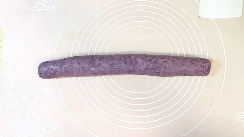 紫薯芝麻饼,搓成长条