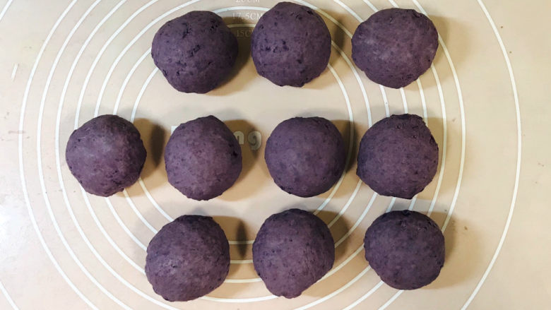 紫薯芝麻饼,包起来，搓成圆球