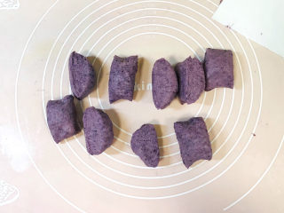 紫薯芝麻饼,切成大小均匀的小剂子