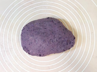 紫薯芝麻饼,移至案板上，揉匀