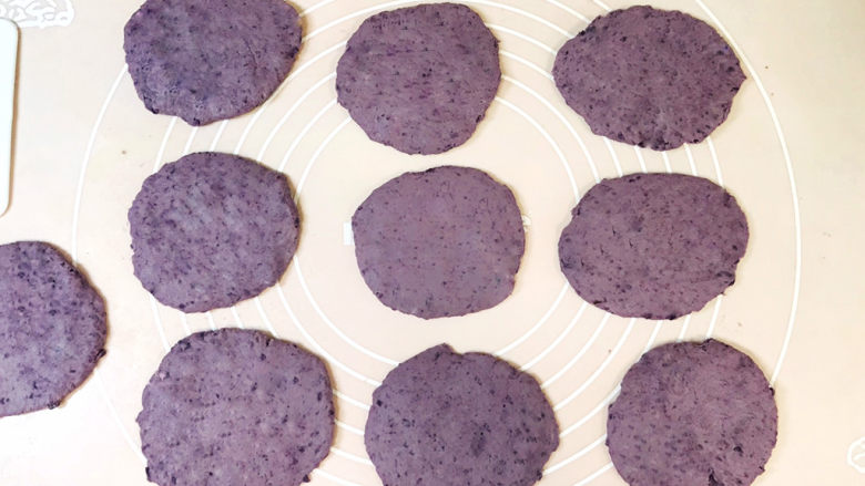 紫薯芝麻饼,将全部小剂子按压成圆形