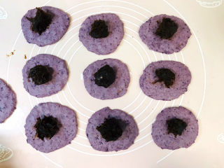 紫薯芝麻饼,将枣泥球摆放在圆片中间