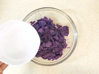 紫薯芝麻饼,加水