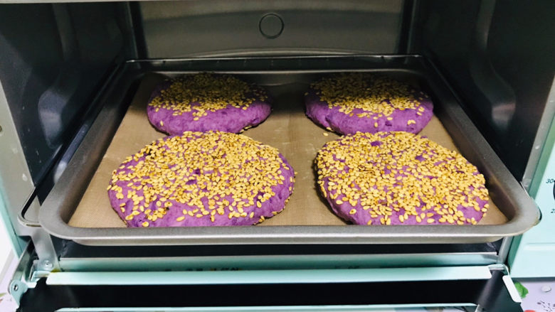 紫薯芝麻饼,烤箱200度，15分钟就可以烤熟了