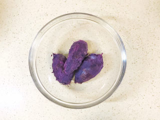 紫薯芝麻饼,去掉外皮