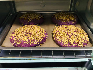 紫薯芝麻饼,漂亮的紫薯芝麻饼出炉了